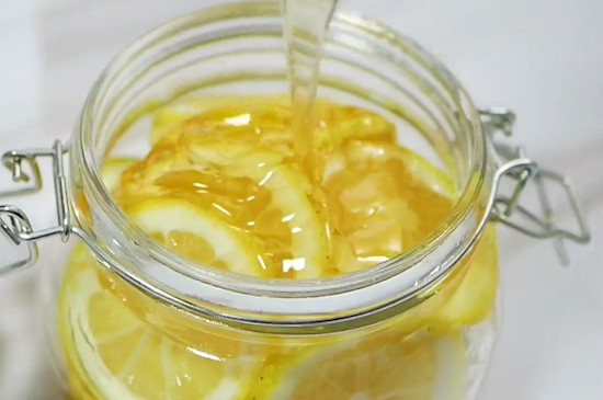 冲泡柠檬水前需对柠檬进行清洗,清洗时需在容器中加入40℃的温水以及2